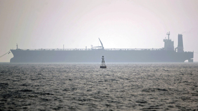 Iran giải cứu 22 thủy thủ từ tàu chở dầu nước ngoài bốc cháy trên biển ảnh 1