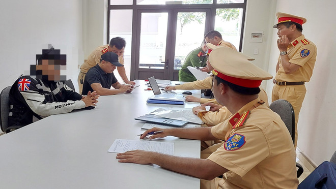 Đoàn xe phân khối lớn lao vào cao tốc đâm vào cảnh sát giao thông ảnh 1