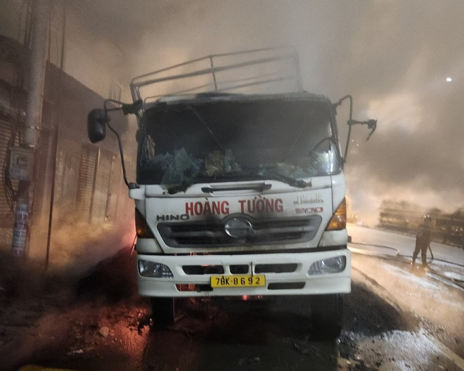 Điều tra nguyên nhân xe tải chở vỏ hạt điều bị cháy trên quốc lộ 51 ảnh 1