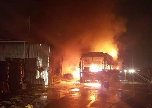 Xe khách giường nằm bốc cháy trong đêm, nhiều tài sản bị thiêu rụi ảnh 2