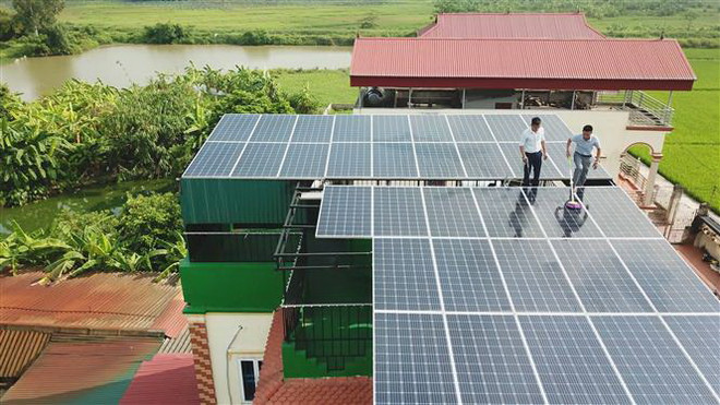 Kiểm tra, bảo dưỡng hệ thống pin năng lượng Mặt Trời. (Ảnh: Thanh Thương/TTXVN) Chuyển dịch cơ cấu, đa dạng hóa nguồn năng lượng quốc gia ảnh 1