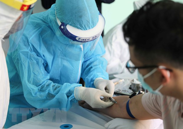 Xét nghiệm COVID-19 cho những đối tượng có nguy cơ. (Ảnh: TTXVN) Chuyên gia: 'Việt Nam xử lý thành công làn sóng COVID-19 thứ hai' ảnh 1