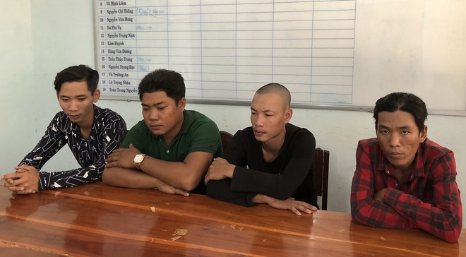 Các đối tượng có liên quan đến vụ án bị triệu tập đến cơ quan công an. (Ảnh: Thế Anh/TTXVN) Tạm giữ các đối tượng cưỡng đoạt tài sản của ngư dân trên biển Tây ảnh 1