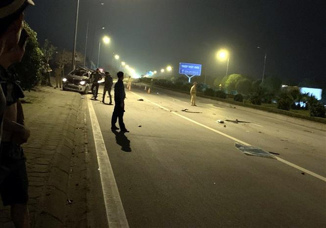 Xe 7 chỗ mất lái đâm vào dải phân cách, 3 người thương vong ảnh 1