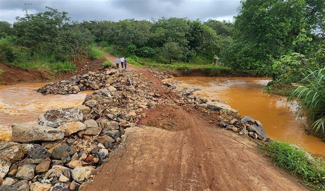 Bình Phước: Mưa lũ cuốn trôi đường, khoảng 150 hộ dân bị cô lập ảnh 2