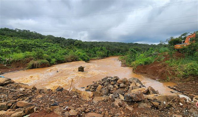 Bình Phước: Mưa lũ cuốn trôi đường, khoảng 150 hộ dân bị cô lập ảnh 1