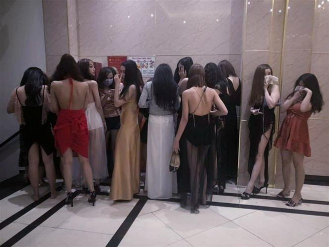 Dàn tiếp viên ăn mặc "mát mẻ" tháo chạy khi thấy đoàn kiểm tra ảnh 2