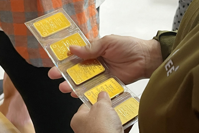 Người dân mua vàng miếng tại Công ty Vàng bạc đá quý Sài Gòn (SJC) trên đường Nguyễn Thị Minh Khai (Quận 3, Thành phố Hồ Chí Minh) ngày 5/6/2024. (Ảnh: Thanh Vũ/TTXVN) ttxvn_gia vang 1.jpg