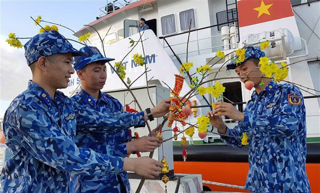 Các chiến sỹ tàu 9004 trang trí, chuẩn bị nhưng phần quà gửi tặng cán bộ, chiến sỹ, nhân dân đảo Bạch Long Vĩ. (Ảnh: An Đăng/TTXVN) Tàu cảnh sát biển mang quà Tết đến với chiến sỹ đảo Bạch Long Vĩ ảnh 1