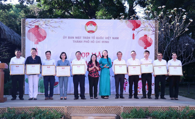 Trao tặng Bằng khen cho các tập thể có thành tích xuất sắc trong thực hiện công tác đối ngoại nhân dân năm 2023. (Ảnh: Xuân Khu/TTXVN) ttxvn_sinh vien lao 2.jpg