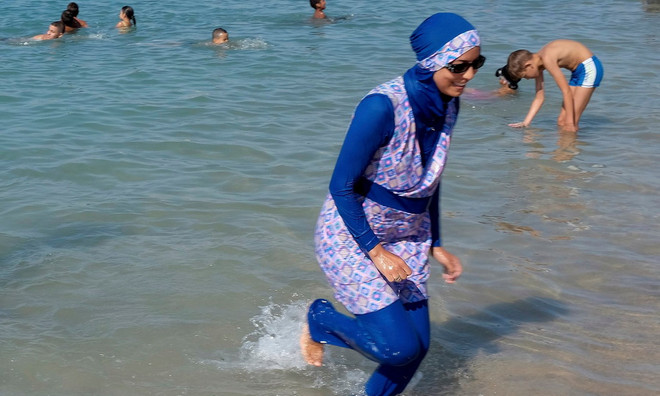 Bộ trưởng Nội vụ Pháp phản đối luật cấm trang phục burkini ảnh 1