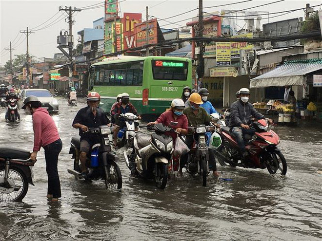 TP.HCM: Triều cường dâng cao, người dân bì bõm giữa dòng nước ngập ảnh 2