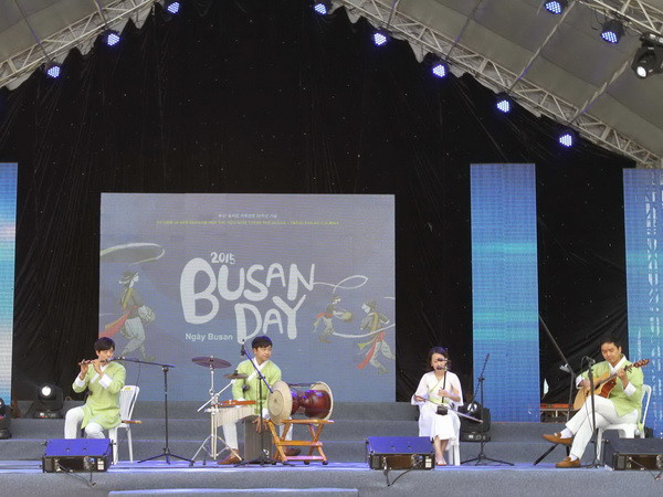 Mặc Hanbok, thưởng thức món ăn Hàn Quốc trong Ngày Busan 2015 ảnh 1