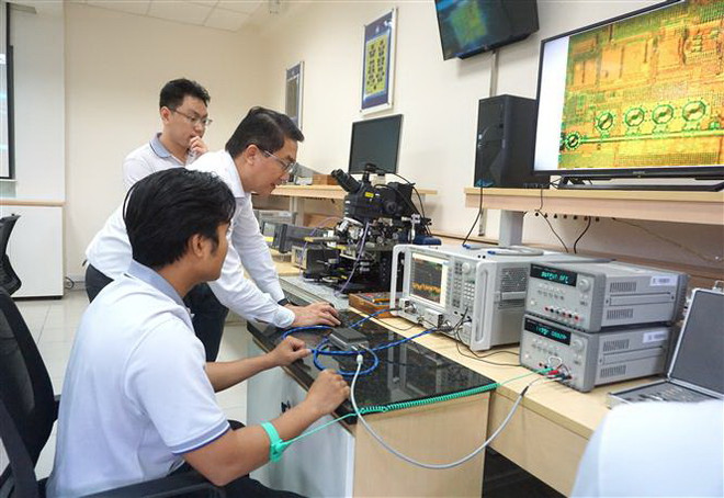 Phòng Thí nghiệm Vi mạch và Hệ thống Cao tần có hệ thống thiết bị hiện đại và đồng bộ, đáp ứng yêu cầu nghiên cứu thực hiện thiết kế các vi mạch tần số cao. (Ảnh: Thu Hoài/TTXVN) Đào tạo liên ngành, giải 'cơn khát nhân lực' vi mạch bán dẫn ảnh 1