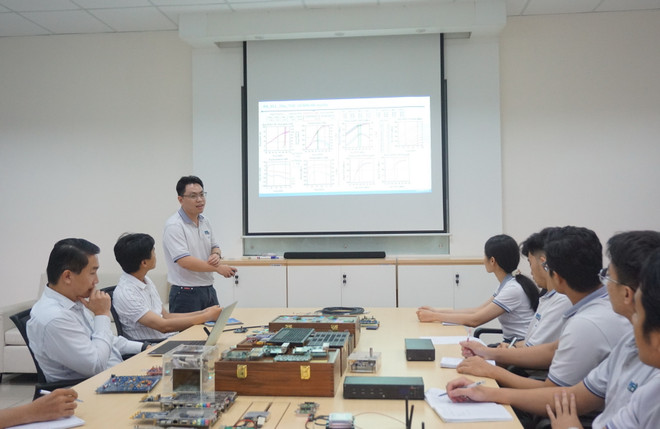 Buổi họp trao đổi về đề tài nghiên cứu tại Phòng Thí nghiệm Vi mạch và Hệ thống cao tần (Trường Đại học Bách khoa, Đại học Quốc gia Thành phố Hồ Chí Minh). (Ảnh: Thu Hoài/TTXVN) Đào tạo liên ngành, giải 'cơn khát nhân lực' vi mạch bán dẫn ảnh 2