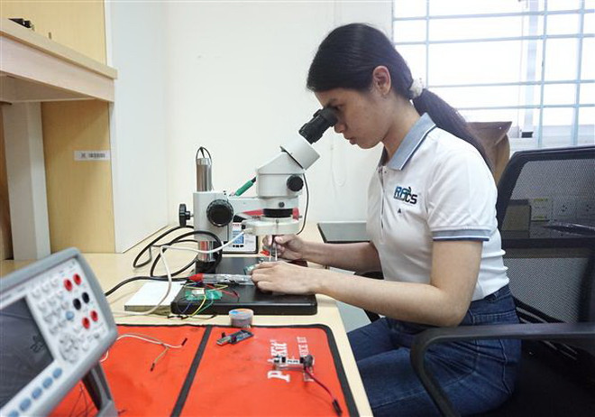 Nghiên cứu sinh thực hiện nghiên cứu thiết kế tại Phòng Thí nghiệm Vi mạch và Hệ thống cao tần (Trường Đại học Bách khoa, Đại học Quốc gia Thành phố Hồ Chí Minh). (Ảnh: Thu Hoài/TTXVN) Đào tạo liên ngành, giải 'cơn khát nhân lực' vi mạch bán dẫn ảnh 4