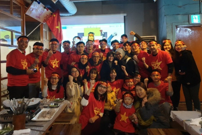 Cảm xúc của người hâm mộ tại quê hương huấn luyện viên Park Hang-seo ảnh 3