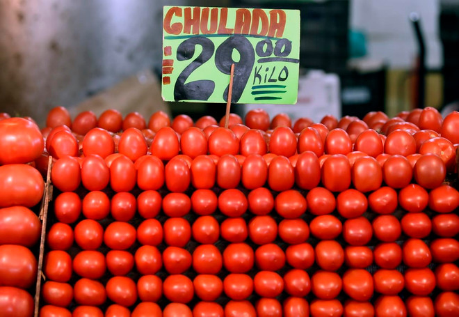 Cà chua được bày bán tại một chợ bán buôn ở Mexico City. (Ảnh: AFP/TTXVN) Áp thuế cao đối với cà chua, Mỹ gây căng thẳng thương mại với Mexico ảnh 1