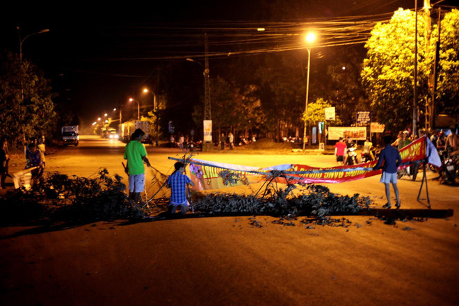 Trạm xử lý nước thải gây mùi hôi thối, dân lập rào chắn chặn xe ảnh 2