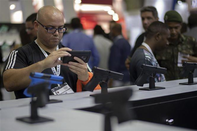 Tranh cãi xung quanh quy định nới lỏng luật sở hữu súng đạn tại Brazil ảnh 1