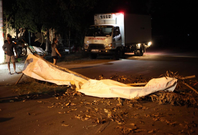 Trạm xử lý nước thải gây mùi hôi thối, dân lập rào chắn chặn xe ảnh 1