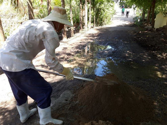 Chuyện về anh thợ hồ tự nguyện vá đường, sửa cầu ở Bạc Liêu ảnh 1