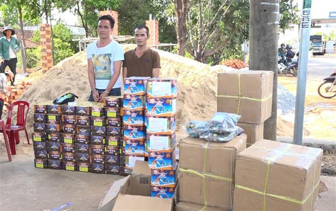 Bình Phước: Truy đuổi hàng chục km để bắt xe ôtô chở pháo lậu ảnh 1