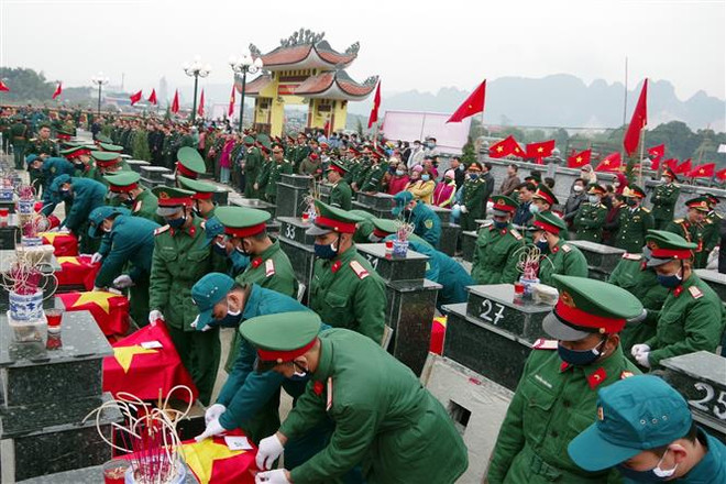 Toàn cảnh Lễ truy điệu và an táng 23 hài cốt liệt sỹ. (Ảnh: Thanh Hải/TTXVN) An táng 23 hài cốt liệt sỹ hy sinh trong kháng chiến chống Pháp ảnh 1