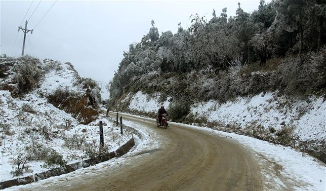 Tiềm ẩn nguy cơ tai nạn khi đi trên những cung đường có băng, tuyết ảnh 1