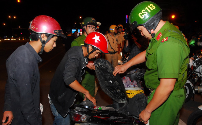 Bắt quả tang 19 thanh niên tụ tập đua xe, gây mất trật tự công cộng ảnh 1