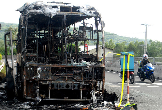 Phú Yên: Xe giường nằm chở 18 người bất ngờ cháy rụi trong đêm ảnh 1