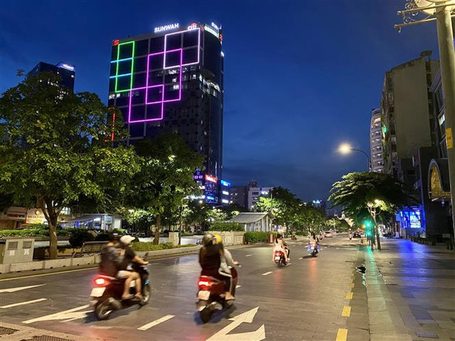 Ngày đầu nới lỏng giãn cách ở TP.HCM: Nhịp sống dần sôi động trở lại ảnh 2