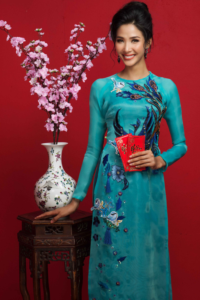Top 3 Hoa hậu Hoàn vũ Việt Nam 2017 'đỏ rực' mừng Xuân mới ảnh 7