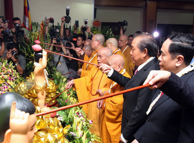 Phó Thủ tướng Trương Hòa Bình, các hòa thượng, Thượng tọa và các đại biểu thưc hiện nghi Lễ tắm Phật tại Lễ mừng Phật đản. (Ảnh: Nguyễn Dân/TTXVN) Đại lễ Phật đản phát huy tinh thần gắn bó, đồng hành cùng dân tộc ảnh 1