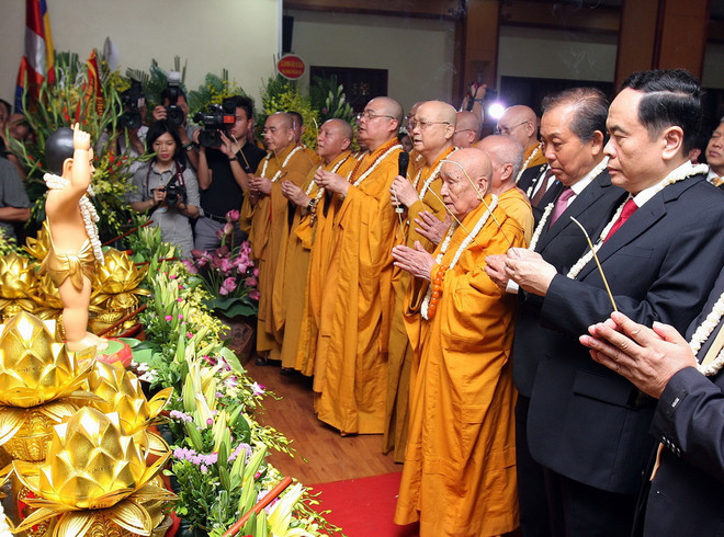 Phó Thủ tướng Trương Hoà Bình, các hòa thượng, Thượng tọa và các đại biểu dâng hương kính mừng Đại Lễ Phật đản. (Ảnh: Nguyễn Dân/TTXVN) Đại lễ Phật đản phát huy tinh thần gắn bó, đồng hành cùng dân tộc ảnh 2