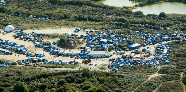 Pháp: 402 người nhập cư sống ở rừng được chuyển đến trại đón tiếp ảnh 1