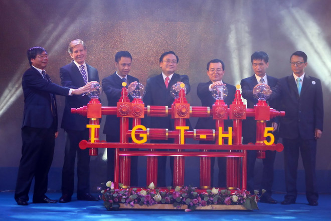 Chính thức đón dòng dầu khí đầu tiên từ mỏ Tê giác trắng ảnh 1