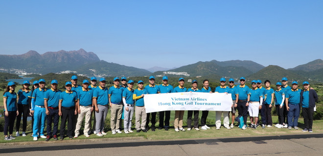 Các golf thủ chụp ảnh lưu niệm trước giải đấu. (Ảnh: Phóng viên TTXVN tại Hong Kong) Chi nhánh Vietnam Airlines tại Hong Kong tổ chức Giải golf hữu nghị ảnh 2