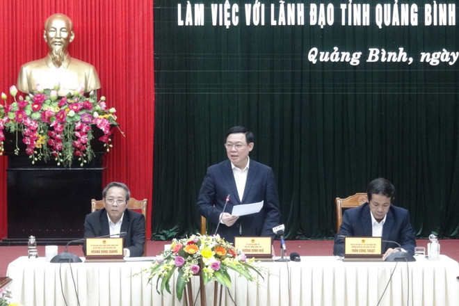 Phó Thủ tướng Vương Đình Huệ phát biểu tại buổi làm việc. (Ảnh: Đức Thọ/TTXVN) Huy động nguồn lực để phát triển các vùng khó khăn ở Quảng Bình ảnh 1