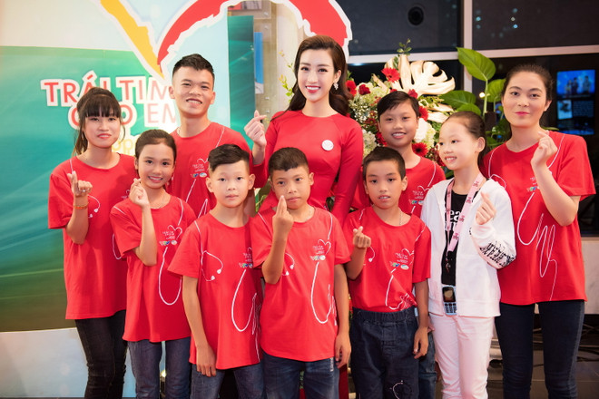 Hoa hậu Đỗ Mỹ Linh cùng các em nhỏ bệnh tim viết tiếp những giấc mơ… ảnh 3