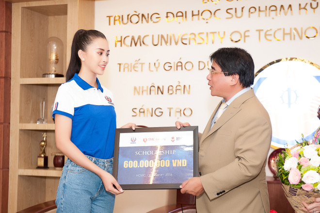 Ngày đầu tiên đến trường đại học của Hoa hậu Trần Tiểu Vy ảnh 4