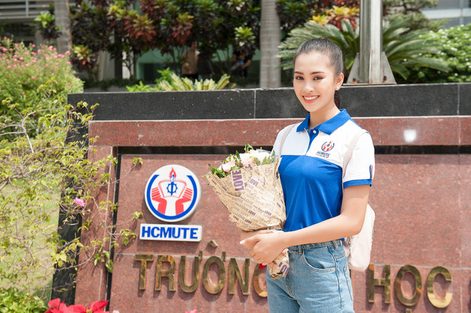 Ngày đầu tiên đến trường đại học của Hoa hậu Trần Tiểu Vy ảnh 12