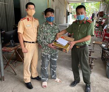 Cán bộ chiến sỹ chốt kiểm dịch Sơn Nam tặng anh Minh mỳ tôm và 500.000 đồng. (Ảnh: TTXVN phát) Cảm động chuyện cán bộ chốt kiểm dịch nấu mỳ cho người dân đói lả ảnh 1