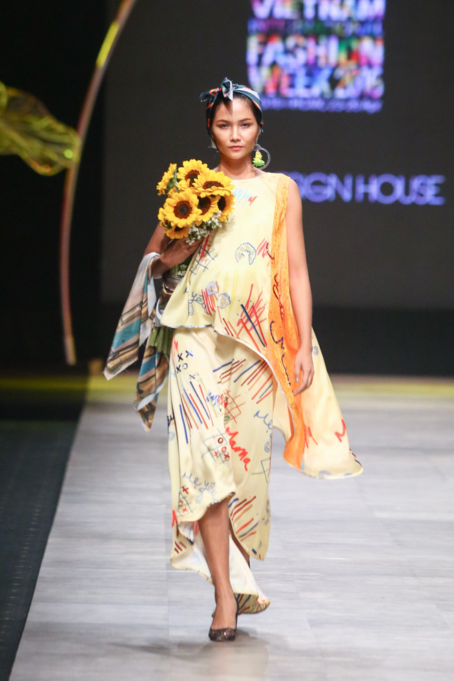 Nhà thiết kế Thủy Nguyễn gây bão với bộ sưu tập cho bà bầu độc đáo ảnh 10