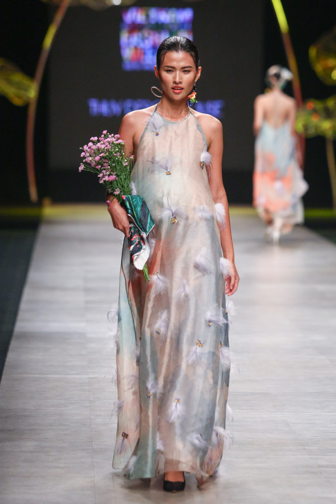 Nhà thiết kế Thủy Nguyễn gây bão với bộ sưu tập cho bà bầu độc đáo ảnh 22