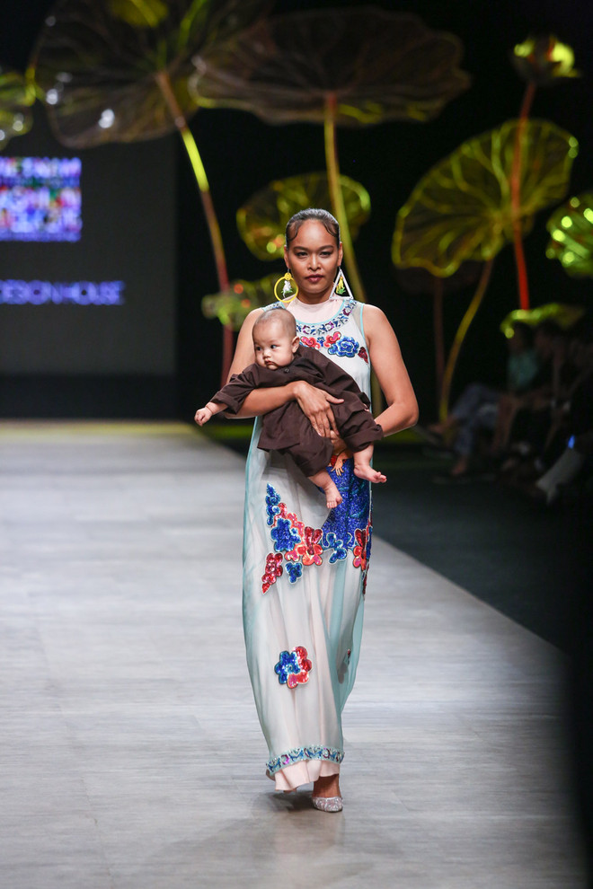 Nhà thiết kế Thủy Nguyễn gây bão với bộ sưu tập cho bà bầu độc đáo ảnh 29