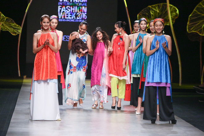 Nhà thiết kế Thủy Nguyễn gây bão với bộ sưu tập cho bà bầu độc đáo ảnh 30