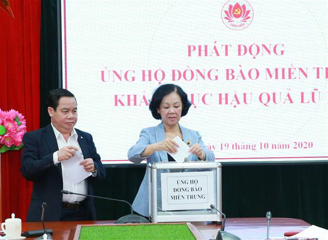 Chung tay ủng hộ đồng bào miền Trung khắc phục hậu quả mưa lũ ảnh 1