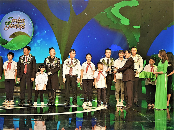 Ông Nguyễn Quang Thái, Giám đốc Phát triển Hoạt động Cộng đồng Vinamilk nhận kỷ niệm chương cho hành trình Vinamilk đồng hành cùng Cặp lá yêu thương 'trao cơ hội đi học, cho cơ hội đổi đời' tới các em nhỏ có hoàn cảnh khó khăn trên khắp Việt Nam. Vòng tay yêu thương của Vinamilk đến với 'những chiếc lá chưa lành' ảnh 3