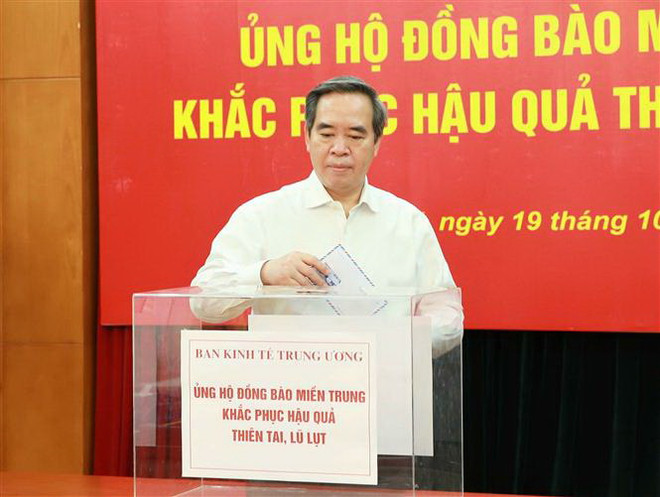 Chung tay ủng hộ đồng bào miền Trung khắc phục hậu quả mưa lũ ảnh 2